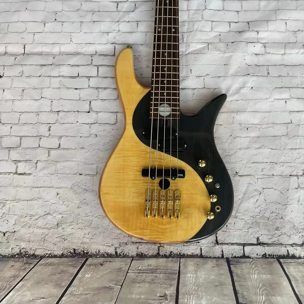 Bass 5-string Yin Yang Tai Chi electric guitar, with a natural wood color body and gold accessories, real factory pictures, can