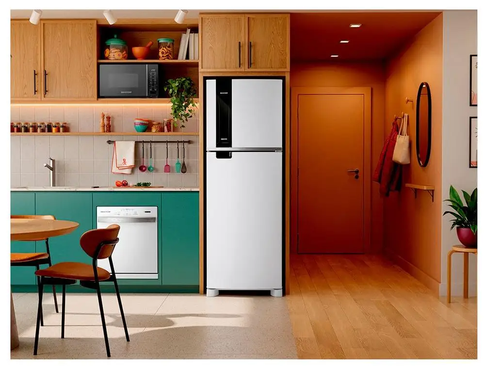 Geladeira Brastemp Duplex Frost Free branca instalada em uma cozinha moderna