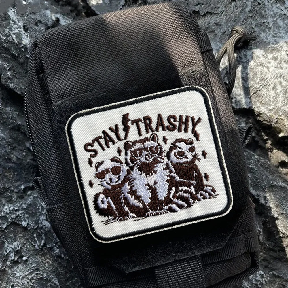 Parche táctico velcro Stay Trashy Morale – Escuadrón Racoon Opossums - imagen 4