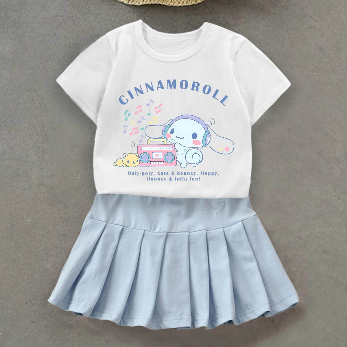 

Футболка Cinnamoroll и плиссированная юбка: детский комплект с мультяшным принтом, топ и короткая юбка, одежда для девочек, костюм с коротким рукавом, подарок