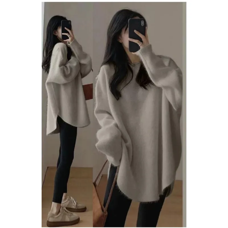 سترة نسائية موضة خريف 2025 فضفاضة برقبة دائرية سترة كورية محبوكة متوسطة الطول ملابس نسائية أنيقة بلون سادة