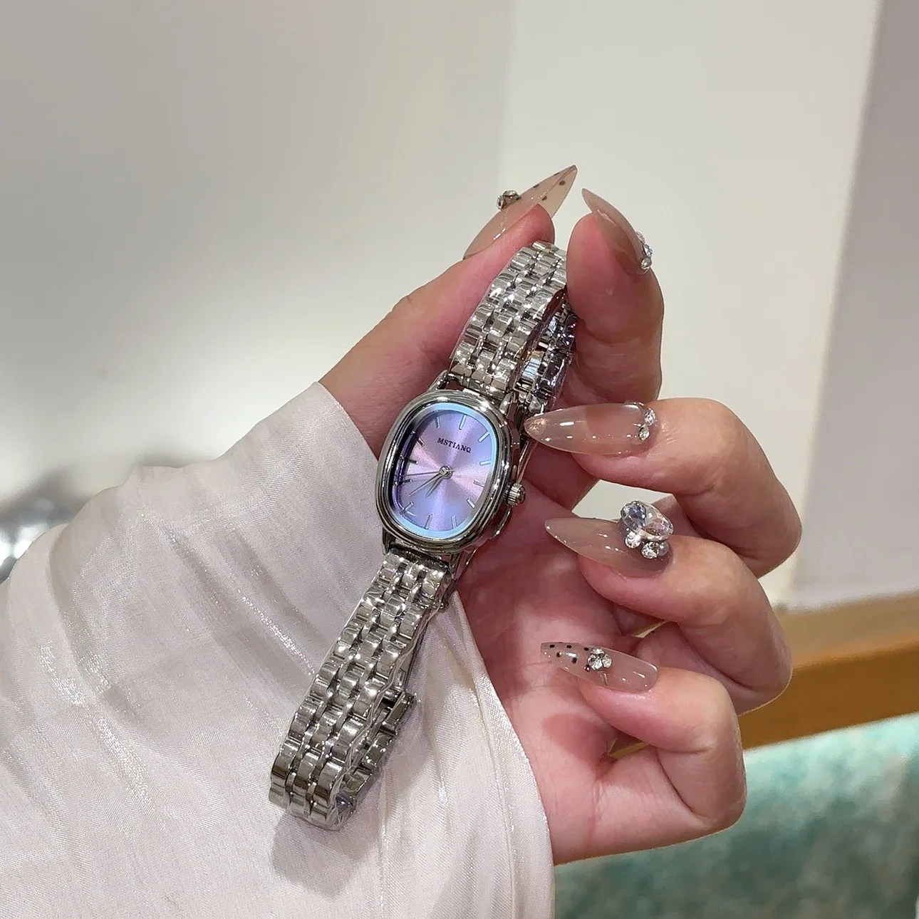 Berühmte Damenuhren mit kleinem ovalem Zifferblatt, Quarzuhr, Studentenmode, koreanische Version, einfache Armbanduhren, luxuriöses Geschenk. – Detail 5