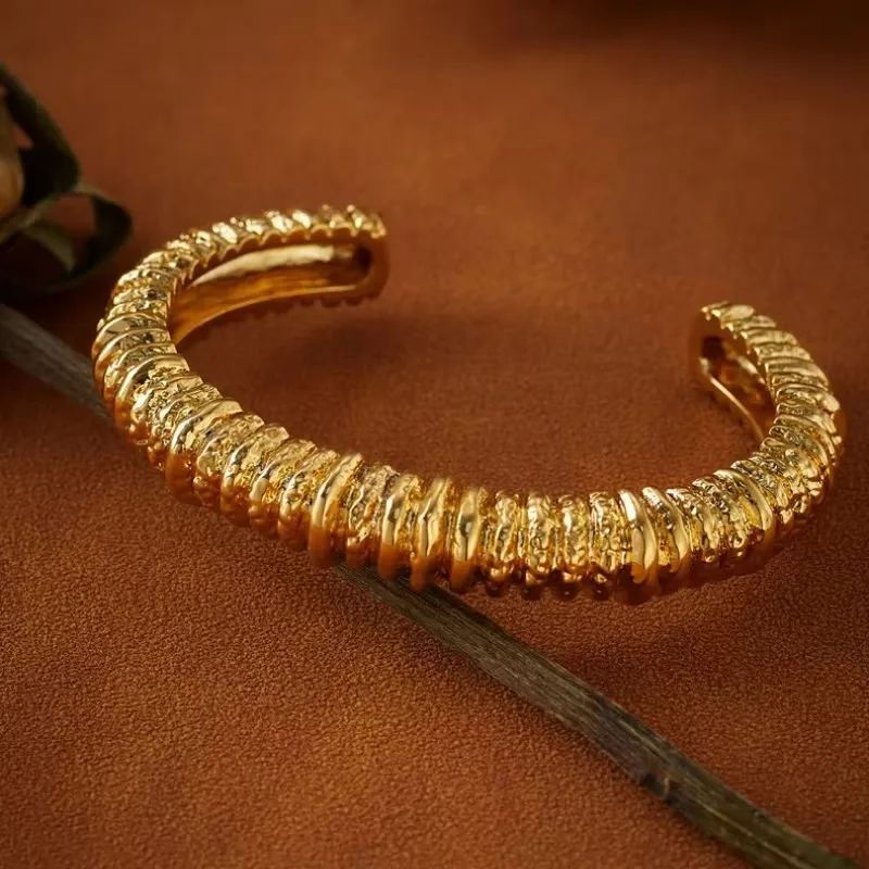 Übertreiben Sie den strukturierten Armreif aus Edelstahl mit mehrschichtigem Metall und dickem offenem Armband, 18 Karat vergoldet, weiblicher Punk-Schmuck