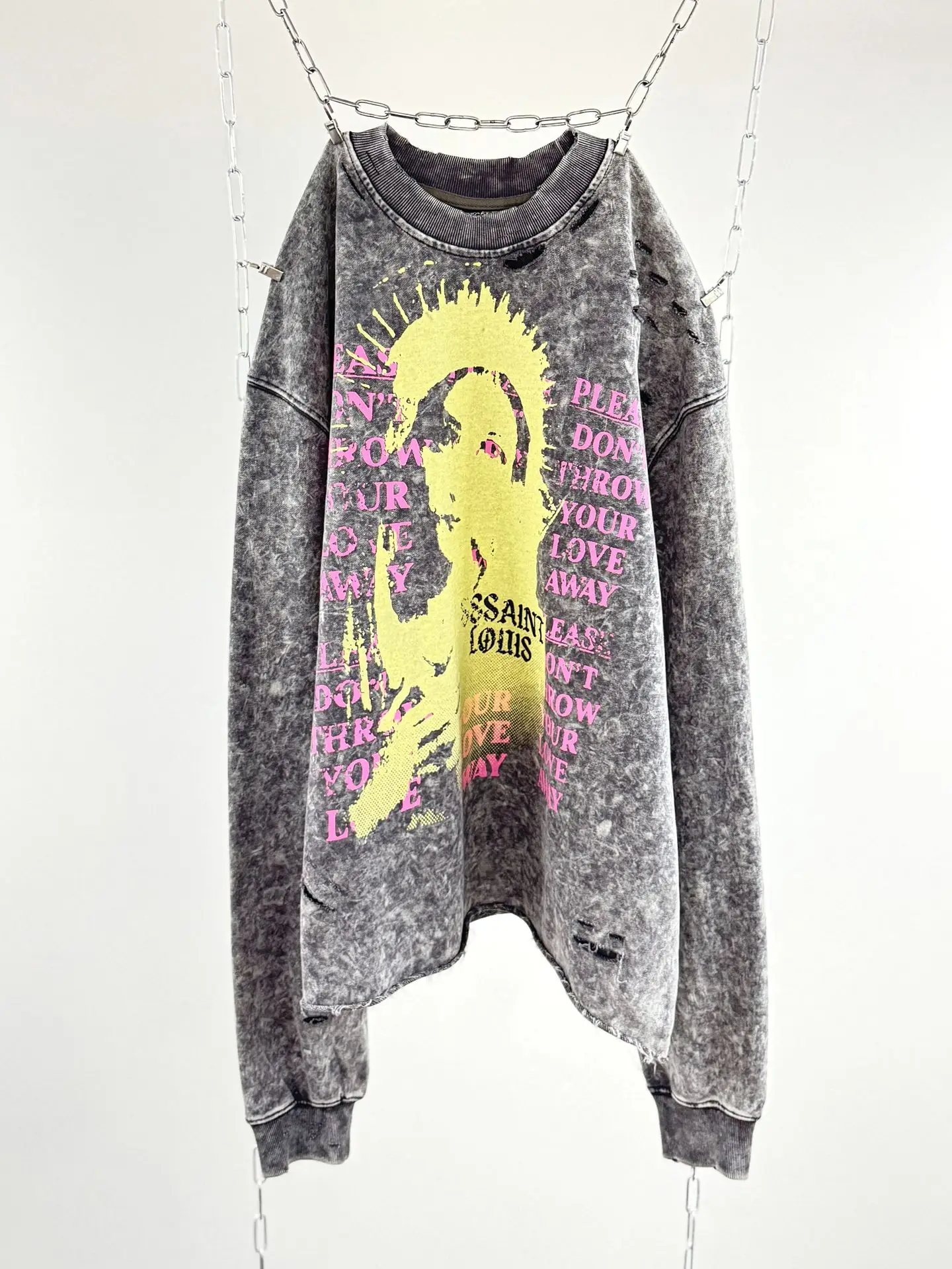 Sssaint Louis American-style lettering graffiti on a long-sleeved hoodie, dirty and aged with water washing, damaged appearance