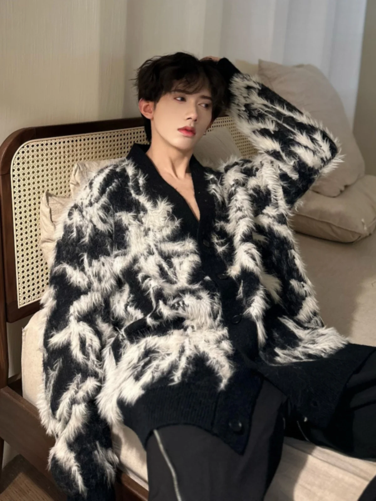 

Мужской вязаный кардиган на осень-зиму, свободный крой, имитация норки, V-образный вырез, ретро-вышивка, повседневный свитер с длинным рукавом, молодежный стиль