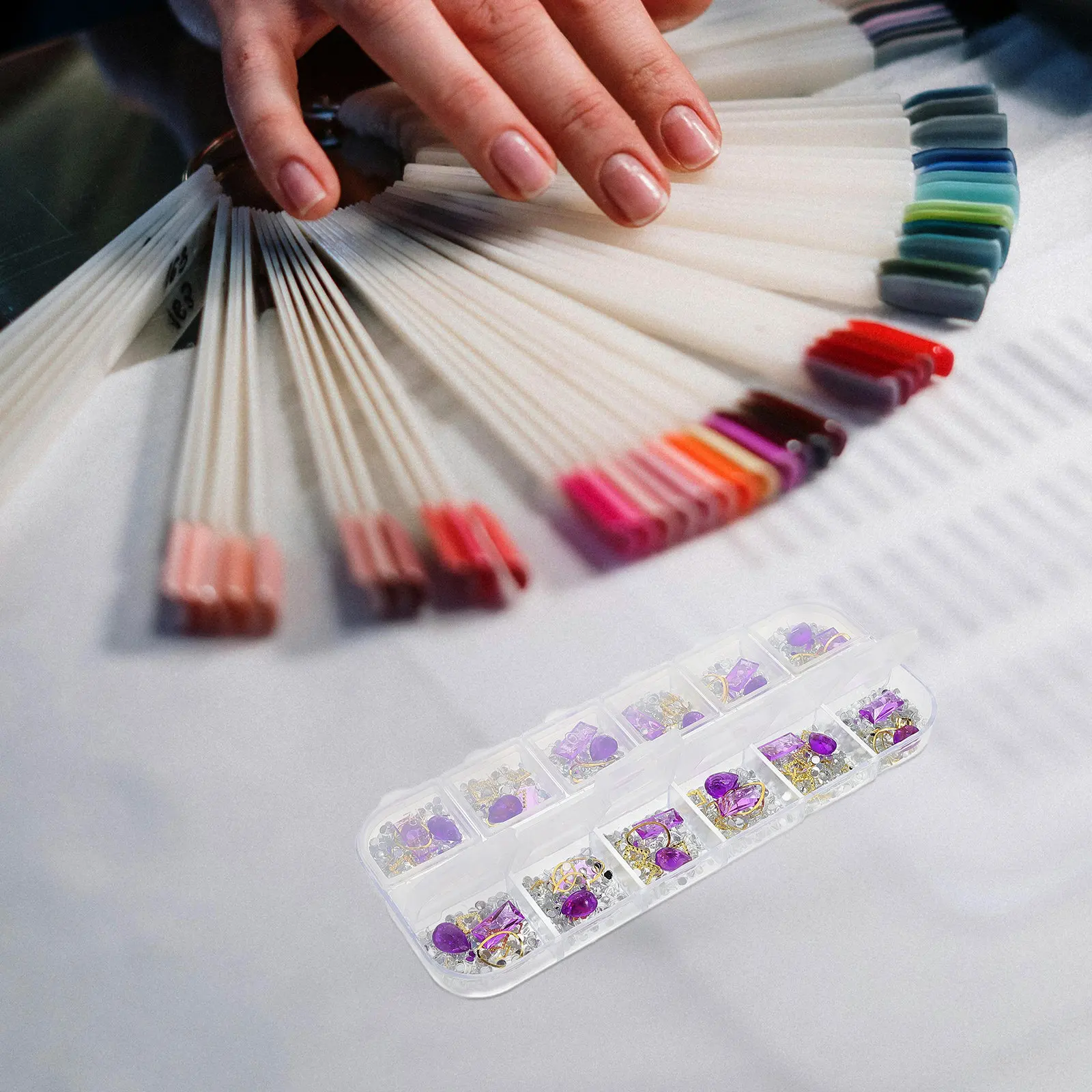 

Набор из 6 коробок по 12 ячеек: Смешанные стразы и стеклянные жемчужины для дизайна ногтей, DIY декоративный набор для домашнего салона