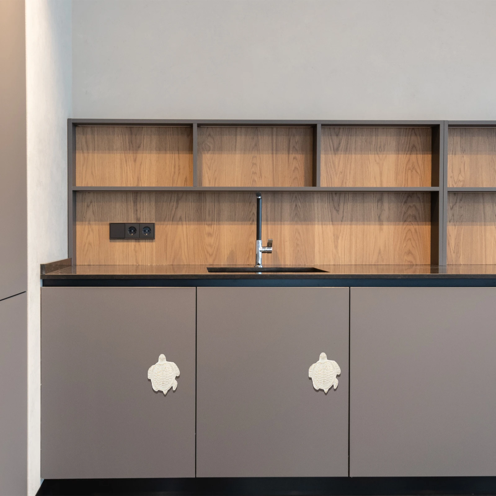 

2pcs Cast Turtle Handles Cabinet Knobs Drawer Pulls Wardrobe Furniture Retro Closet Cupboard Knob Shoe