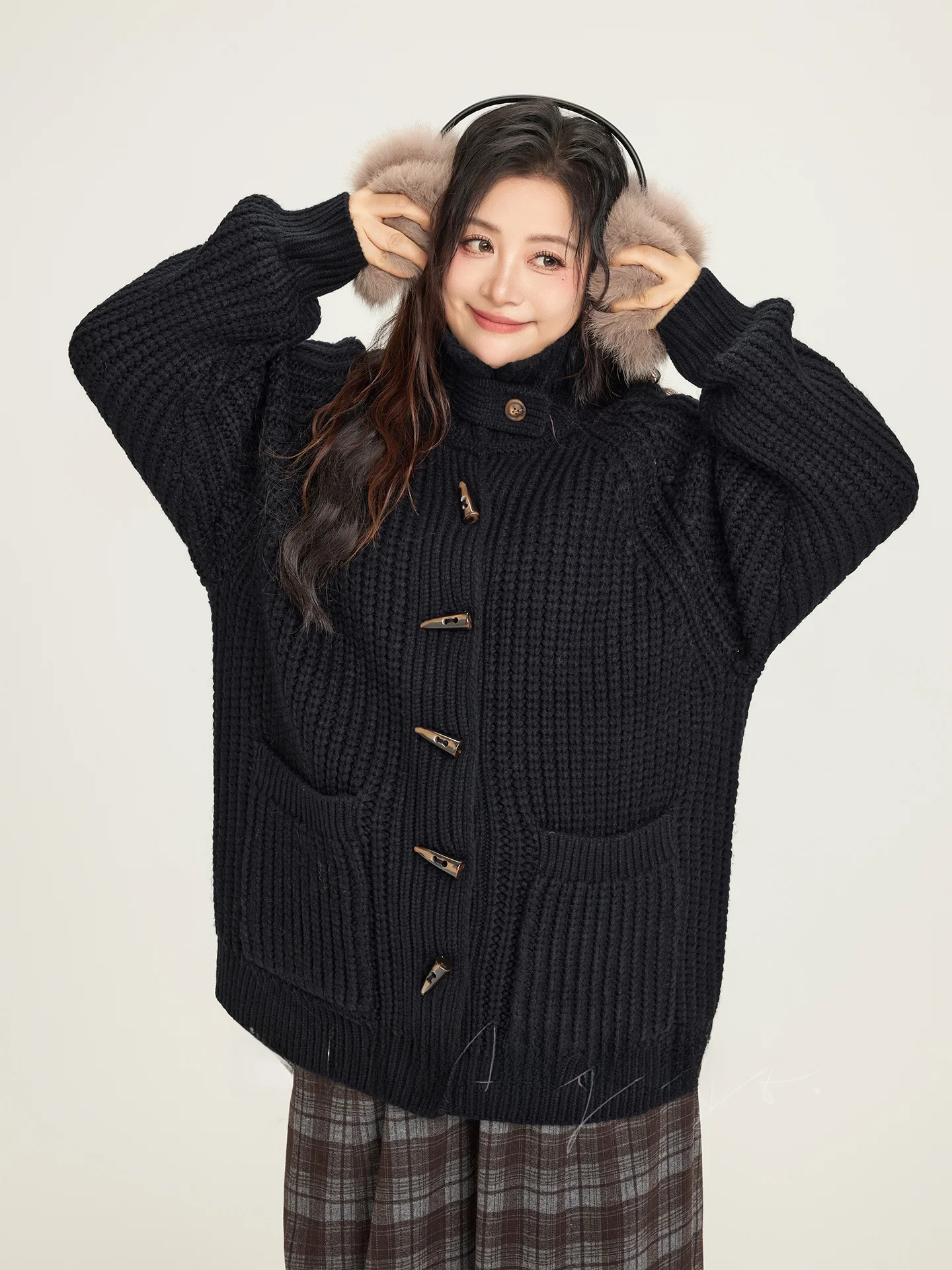 

Утепленный вязаный свитер с воротником-стойкой, свободный крой, стройнящий силуэт, верхняя одежда для женщин, новинка зимы, большие размеры, повседневный, комфортный