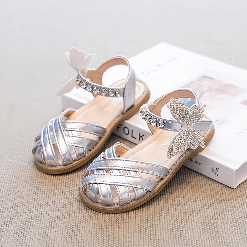 Girls Princess Flat Sandals Summer Closed Toe Rhinestone Butterfly Children Causal Shoes Shiny Silver Kids Wedding Party Sandals