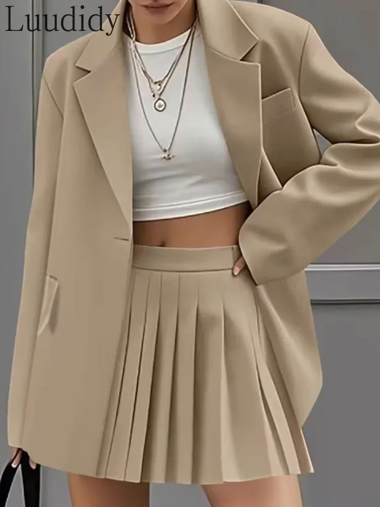 

Женский костюм из двух предметов: пиджак и плиссированная мини-юбка