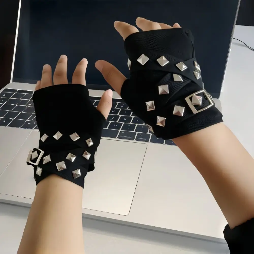 ถุงมือแฟชั่นสีดำแบบมีสายรัดหมุดพร้อมสายรัดแบบหัวเข็มขัด ถุงมือแบบไม่มีนิ้วสไตล์ซับคัลเจอร์ ถุงมือสาวฮอต YK ถุงมือสาว JK