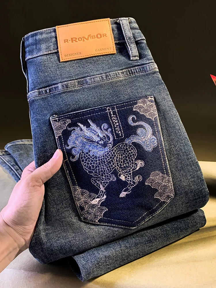 

Осень 202, облегающие джинсы, мужские повседневные эластичные универсальные элитные мужские брюки в китайском стиле с вышивкой и принтом на маленьких ногах