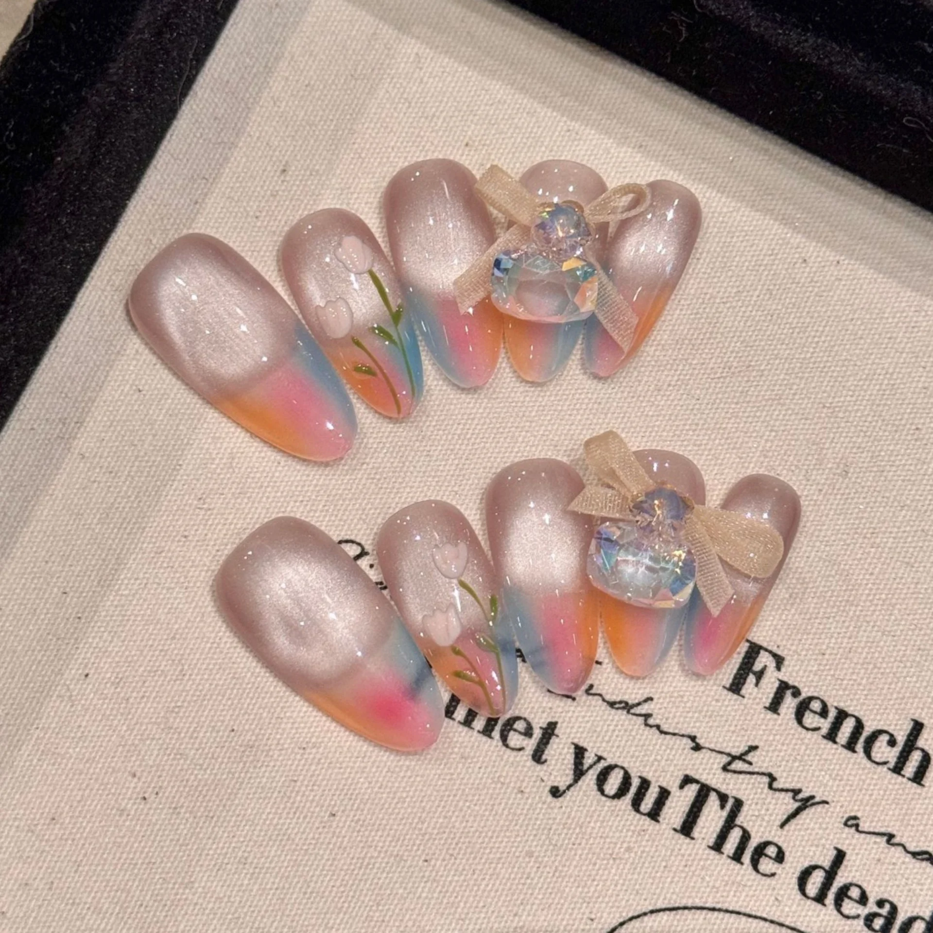 

Flash Pink False Nails Glossy Cat's Eye Handmade Press On Nails With Rainbow Flowers Design Sweet Korean Almond Fake Nail Patche