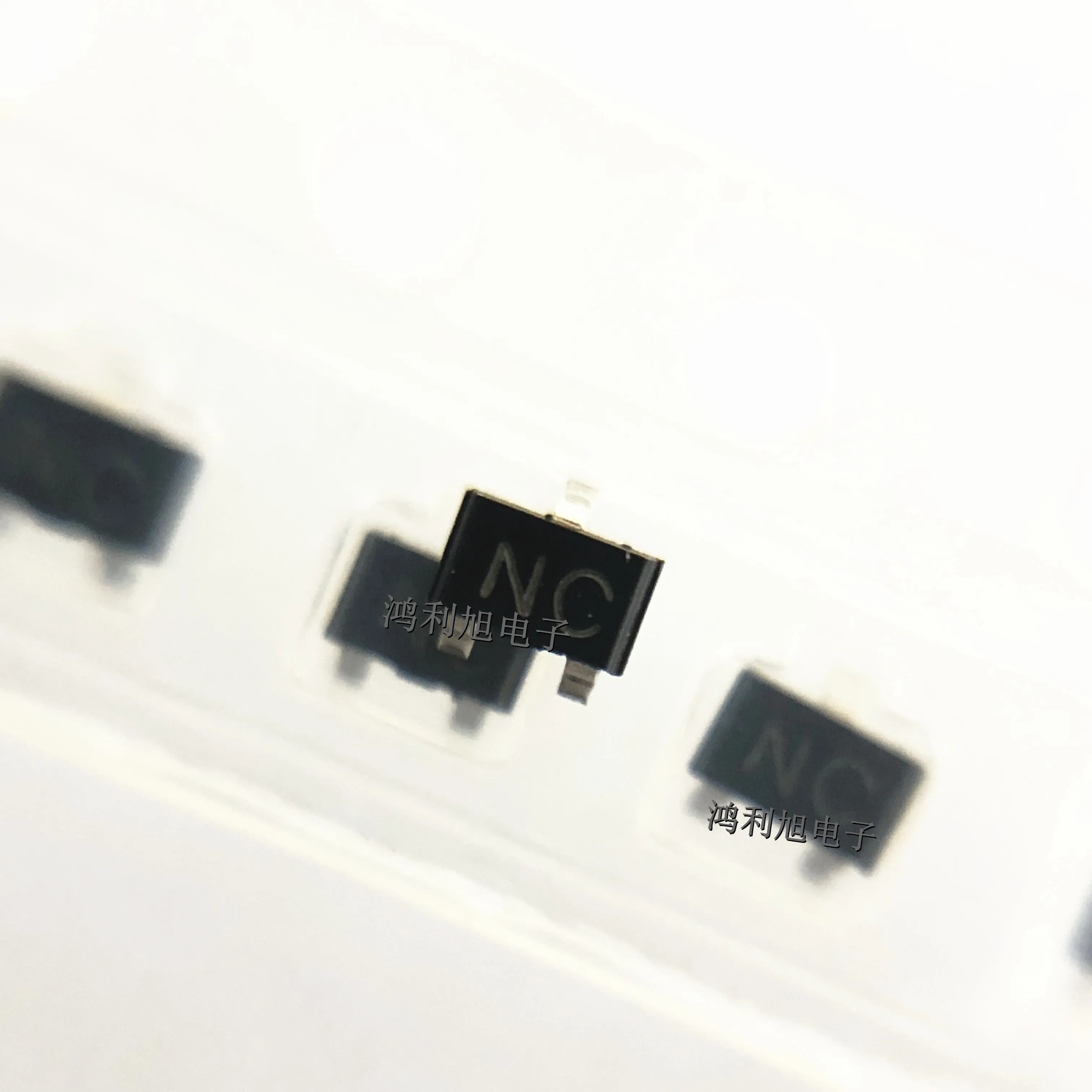 10 teile/los RT1N136M-T111-1 rt1n136m sot-323 kennzeichnung: nc smt kristall transistor nageln euer ursprünglicher bestand