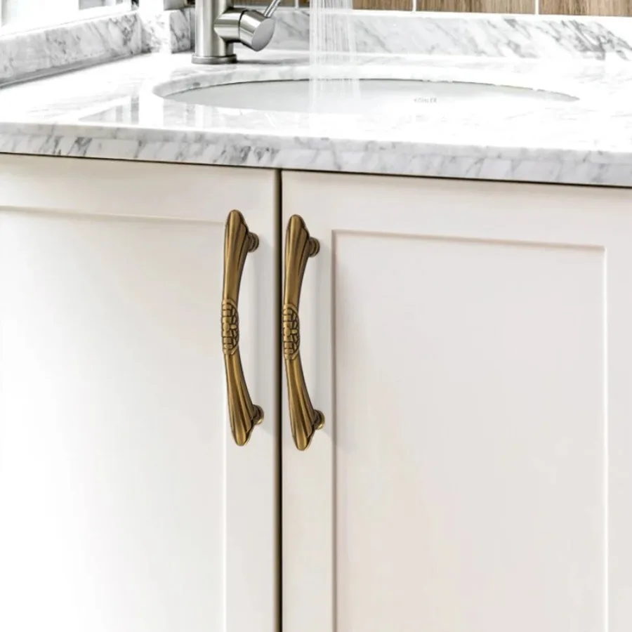 Nordic Vintage Brass Furniture Handles Bronze Handles for Wardrobe and Drawer Creative Styling Kitchen Cabinet Handles Dresser