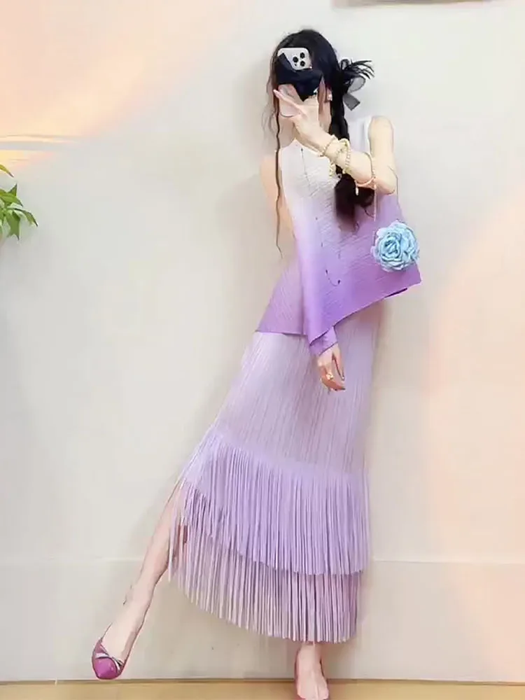 

Красивый фиолетовый летний комплект: топ без рукавов с градиентом и плиссированная юбка с бахромой – модный женский костюм из двух предметов