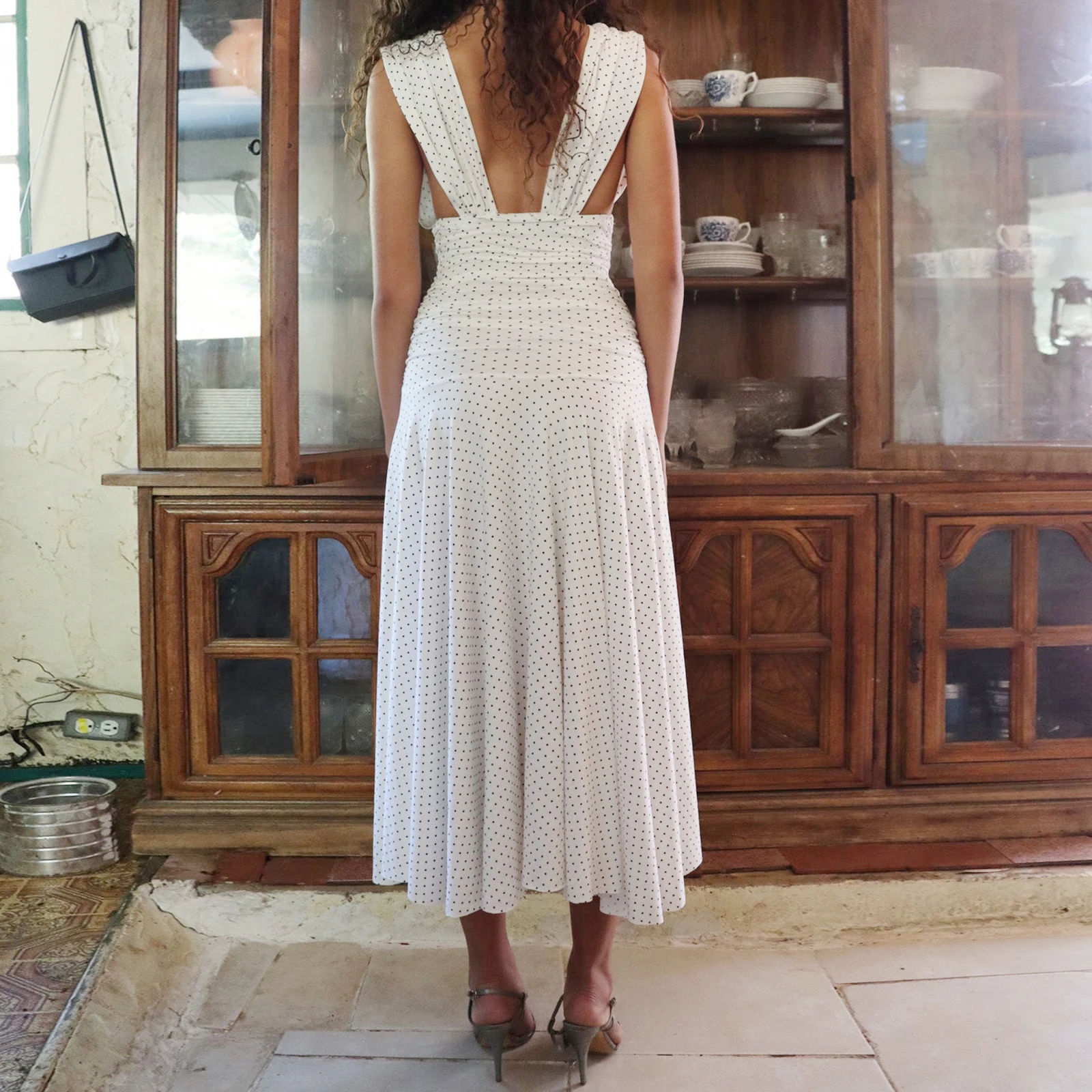 Sukienka damska Combhasaki na lato, w kropki, plisowana w pasie, bez rękawów, głęboki dekolt w serek, odkryte plecy, asymetryczny dół z falbanami, midi, linia A, sukienka na ramiączkach.