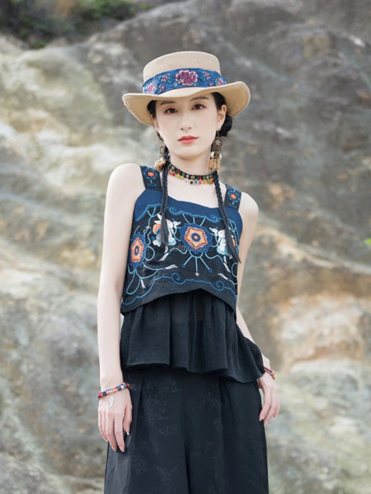 

2025 new chinese ethnic short patchwork design top for women spring embroidery sleeveless fashion loose tang suit top vest t001