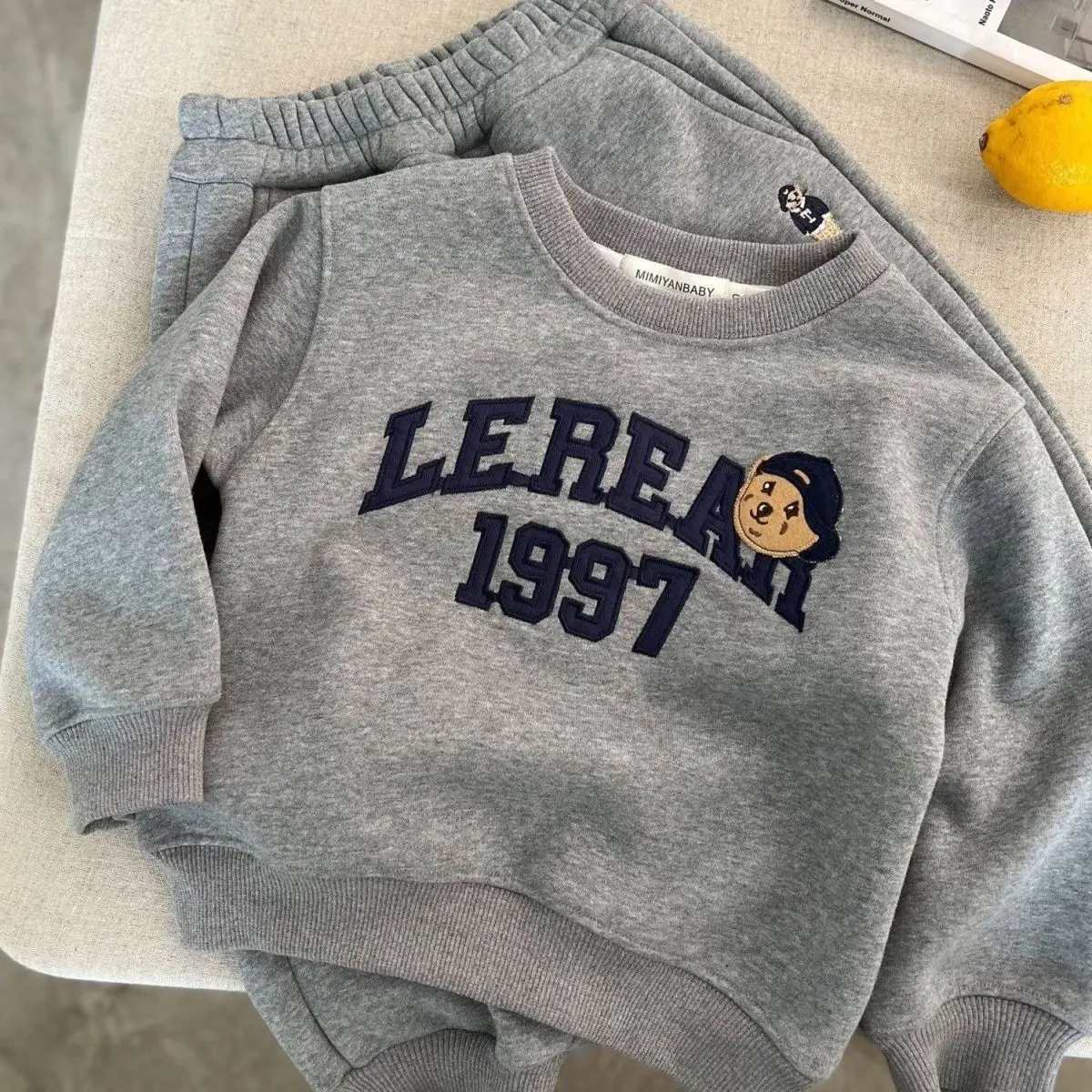 2026 Neuer Koreanischer Fleece-Trainingsanzug, Winter Verdickter Buchstaben-Pullover & Bären-Jogginghose 2-teiliges Set für Jungen und Mädchen – Detail 7