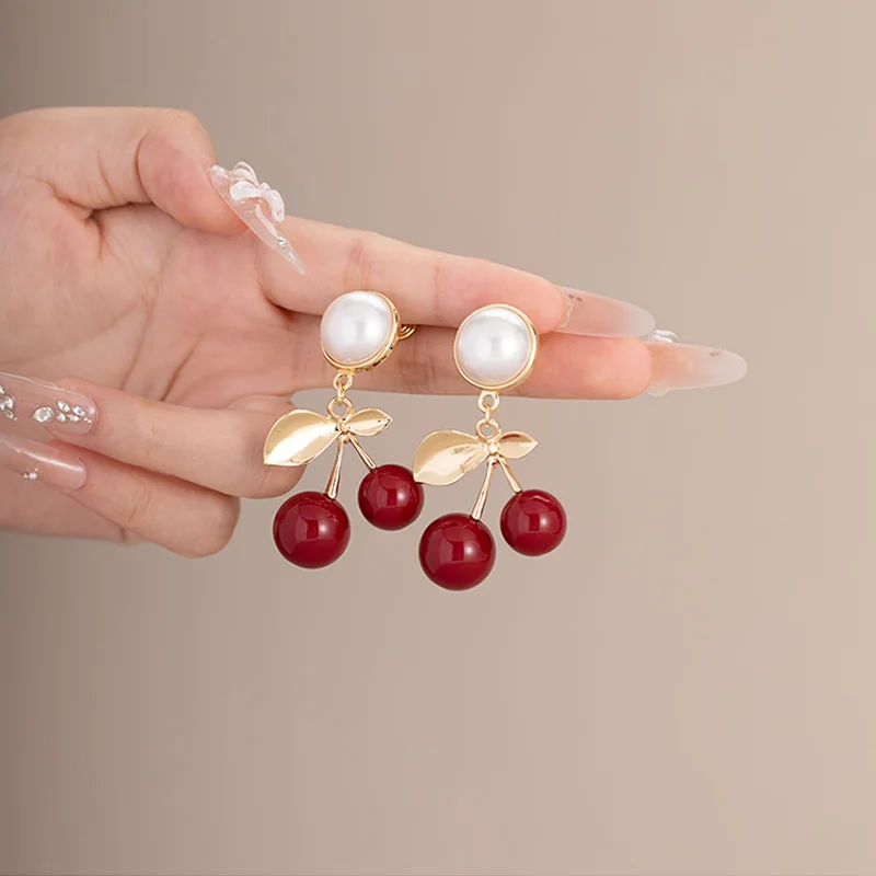 Sweet Vintage French Cherry Pearl Pendant Earrings Mosquito Coil Clip-on for No Piercing Cute Fruit Style Timeless Charm Jewelry