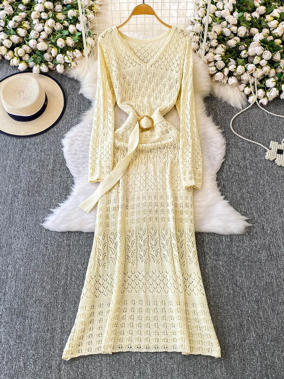 Czerwony, leniwy, ażurowy, dzianinowy top z dekoltem w serek, damski, jesienno-zimowy, elegancki, długi, z frędzlami, bielizna, ramiączka.