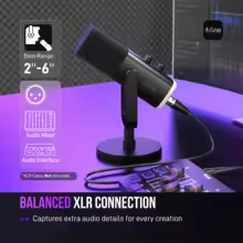 Visão lateral do microfone Fifine AM8 mostrando a conexão XLR e interface de áudio em um setup de mesa