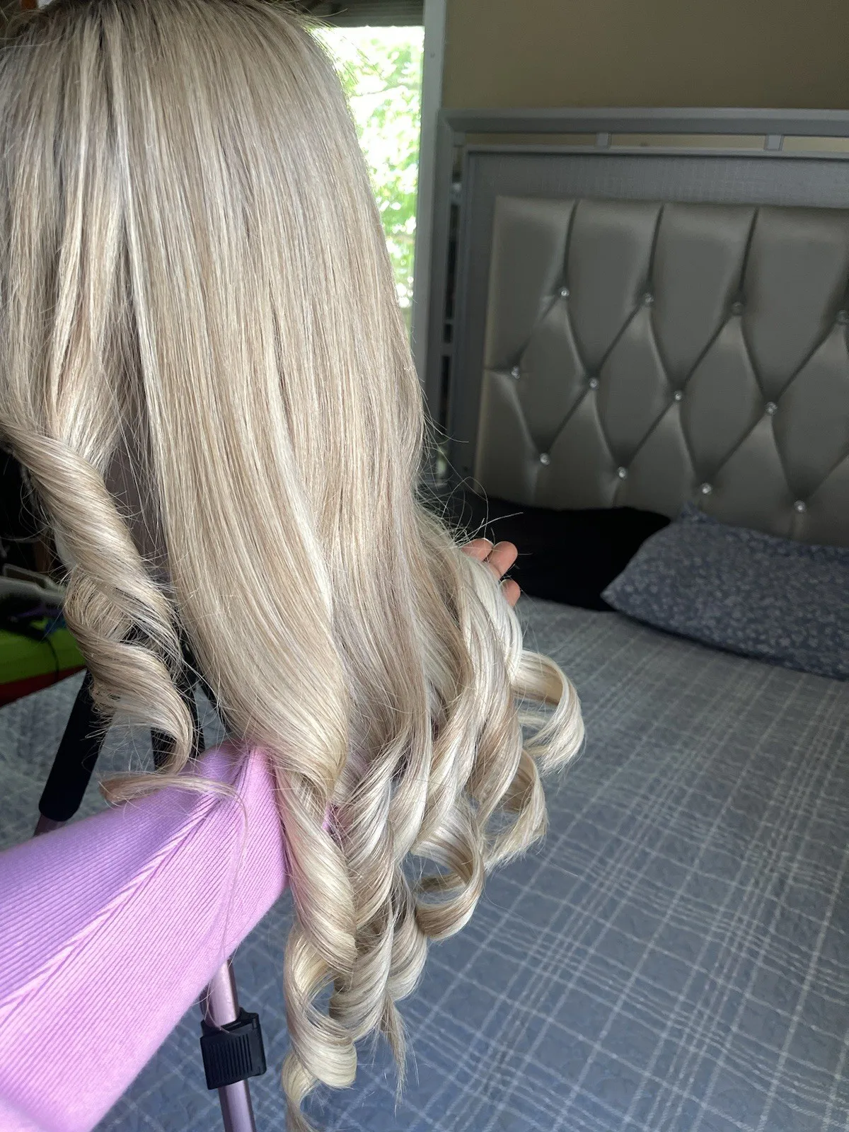 Peruka syntetyczna ombre z luźnymi falami, modne pasemka, jasny blond, peruka typu lace frontal HD z transparentną koronką, wyprzedaż.