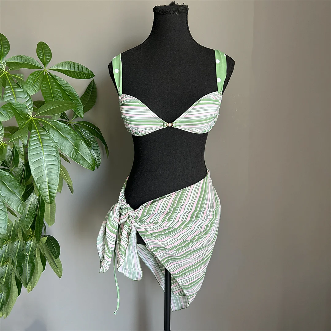 Mit Sarong, gestreiftem Bikini, Damen-Badeanzug, dreiteiliges Bikini-Set, mit Trägern, gepolstert, Badebekleidung, Badeanzug, Modell V8453. – Detail 2