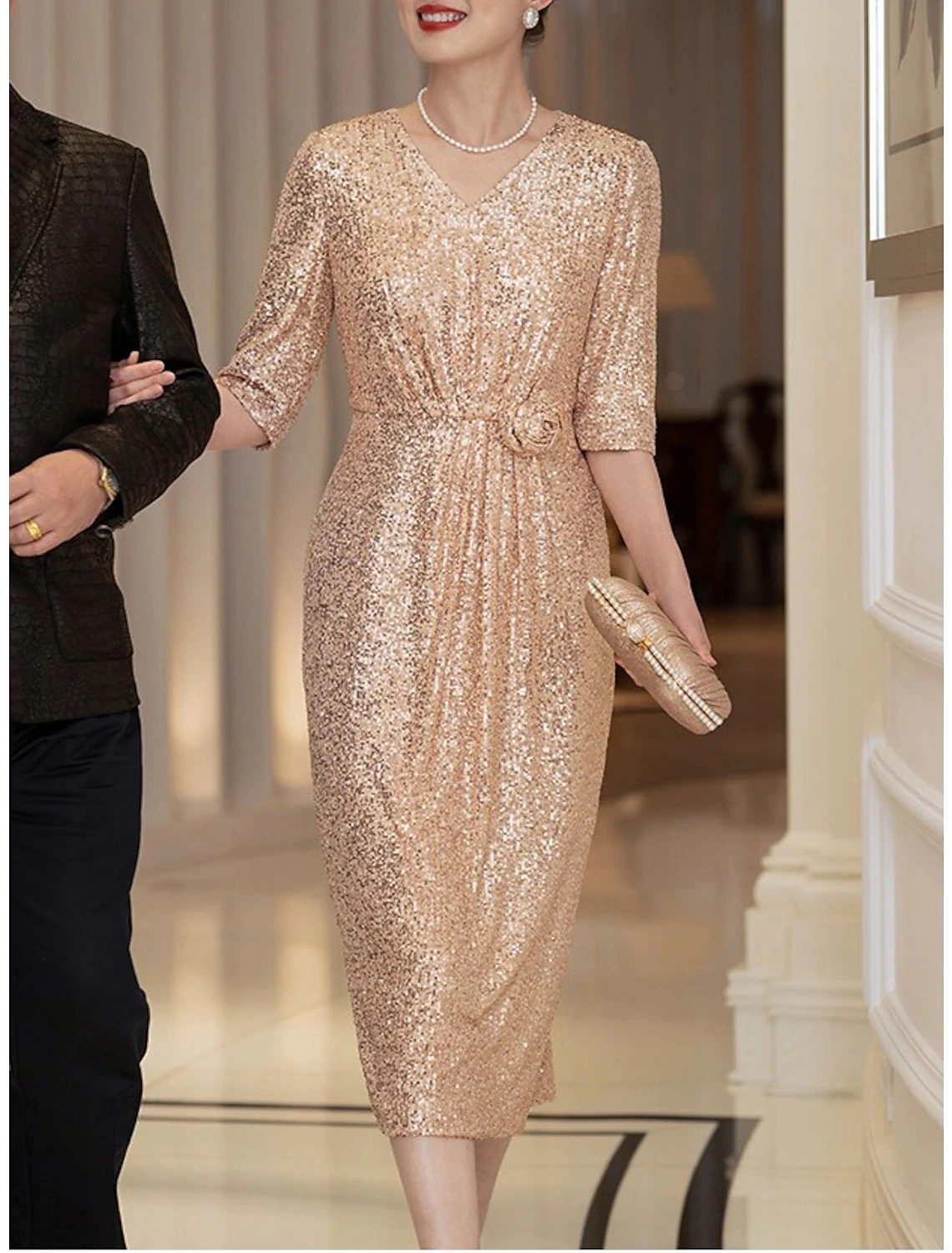 

Elegant Champagne Mother of the Bride Dresses 2023 Half Sleeve V Neck Sequined Sheath Tea Length Wedding Guest Gowns