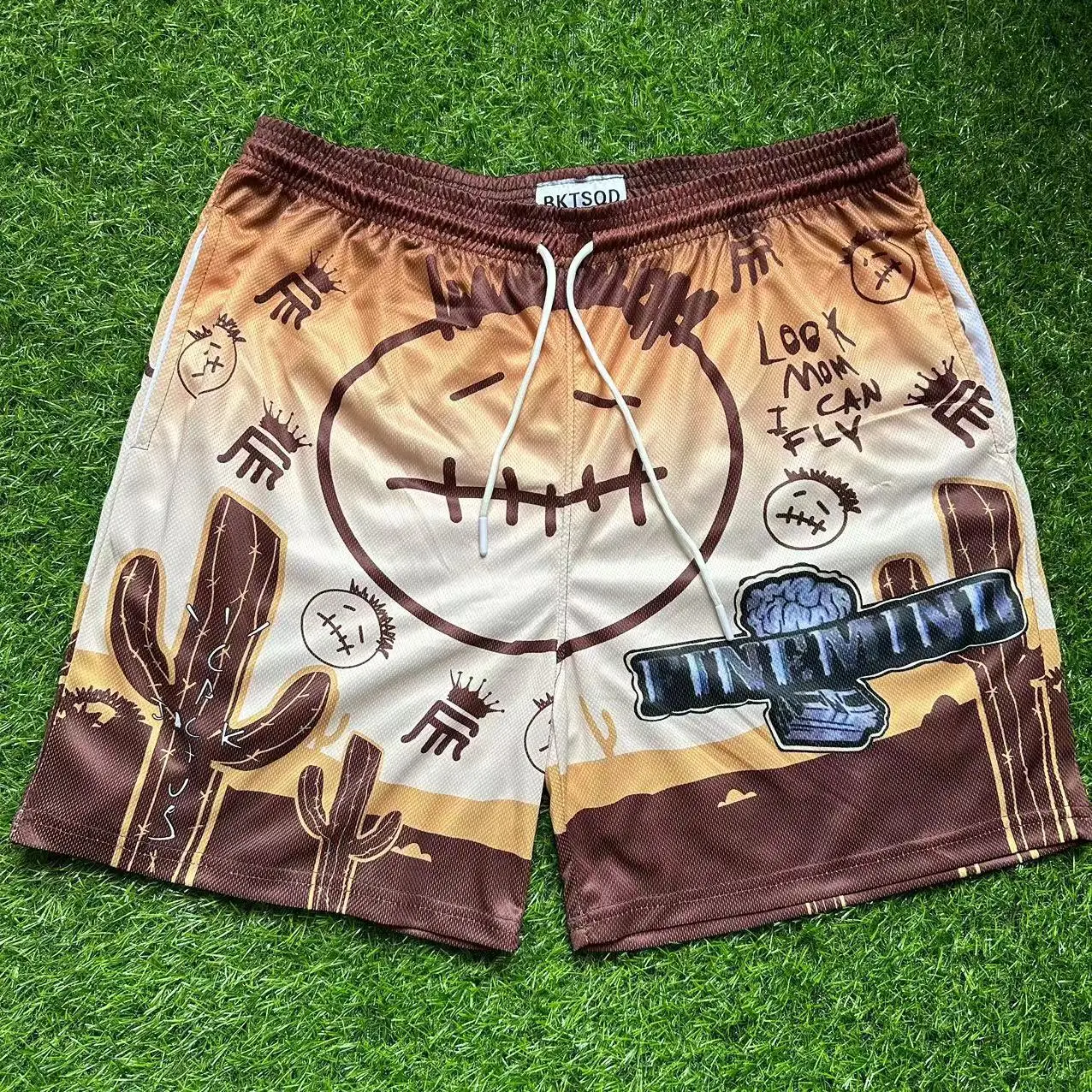 American style， trendy graffiti wasteland shorts, men and women's mesh ，quick drying loose size, knee length basketball quarter。