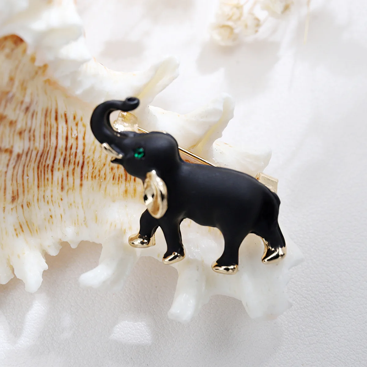 Simple Black Elephant Brooch Fashion Personality Animal Corsage Pin Alloy Accessories Creative Decorations 2024 Popular Jewely