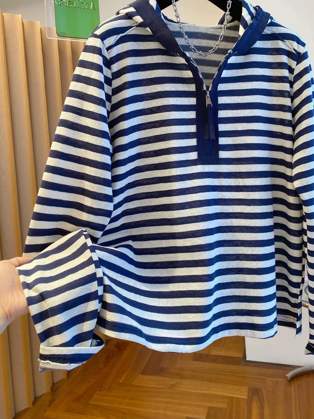 レトロ香港風スリムシックロングスリーブTシャツフード付き春秋ルーズフィットジップアップカジュアルクリエイティブストライプトップ