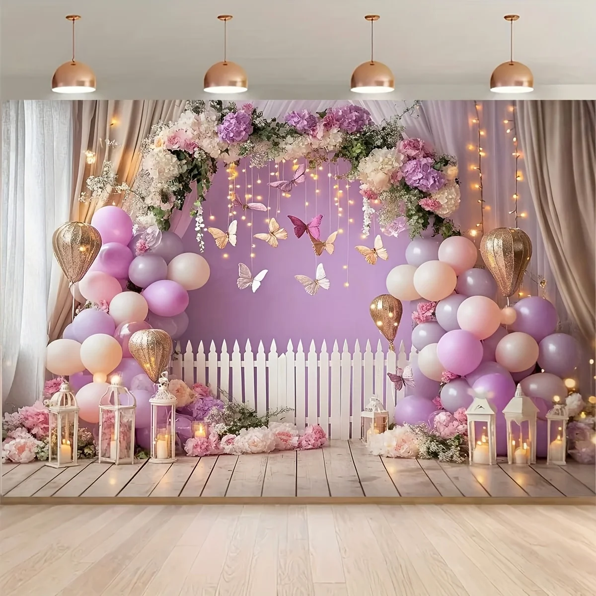 Der Hintergrundstoff präsentierte ein süßes rosa und lila Ballonparty-Thema.