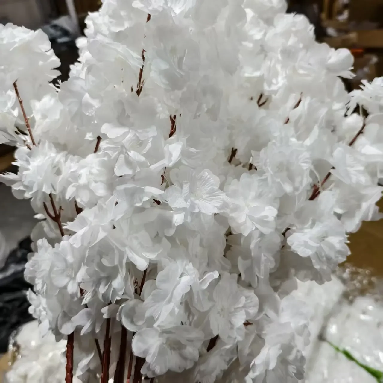 100 Stück Weiße Seiden-Kirschblütenzweige Künstliche Sakura-Blumen für Hochzeitsbogen Hintergrund Party Event Zeremonie Dekoration – Detail 3