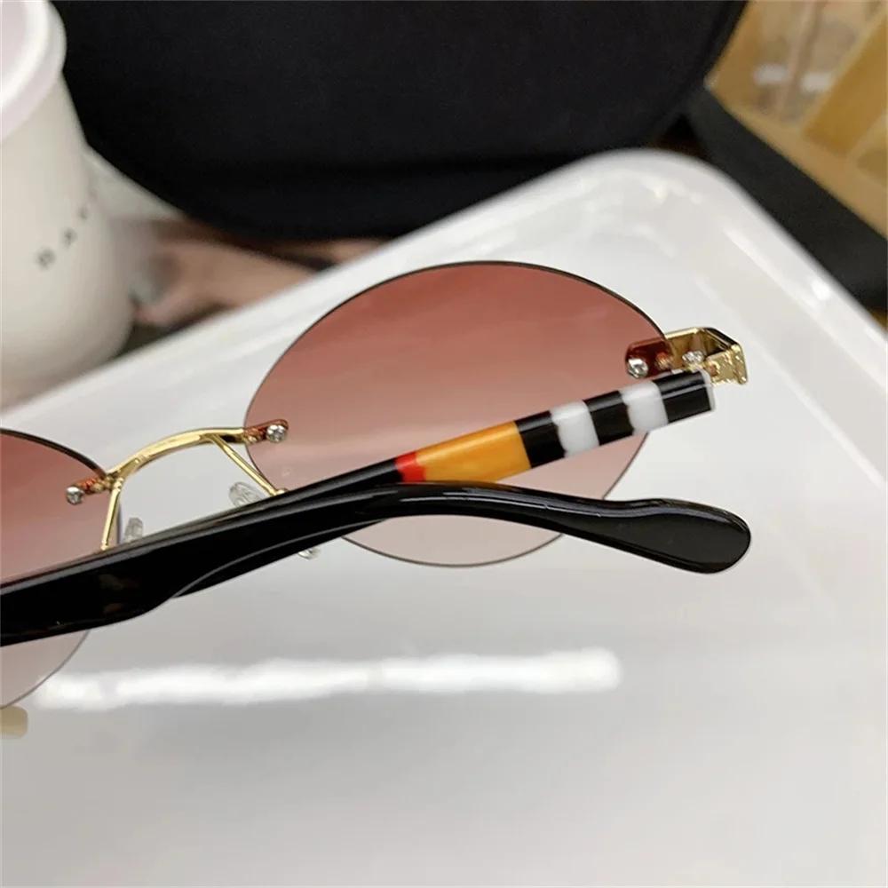 Retro Oval Frame Sunglasses Are Fashionable And Frameless Showcasing A Personalized Trend Suitable For Street Concave Styling