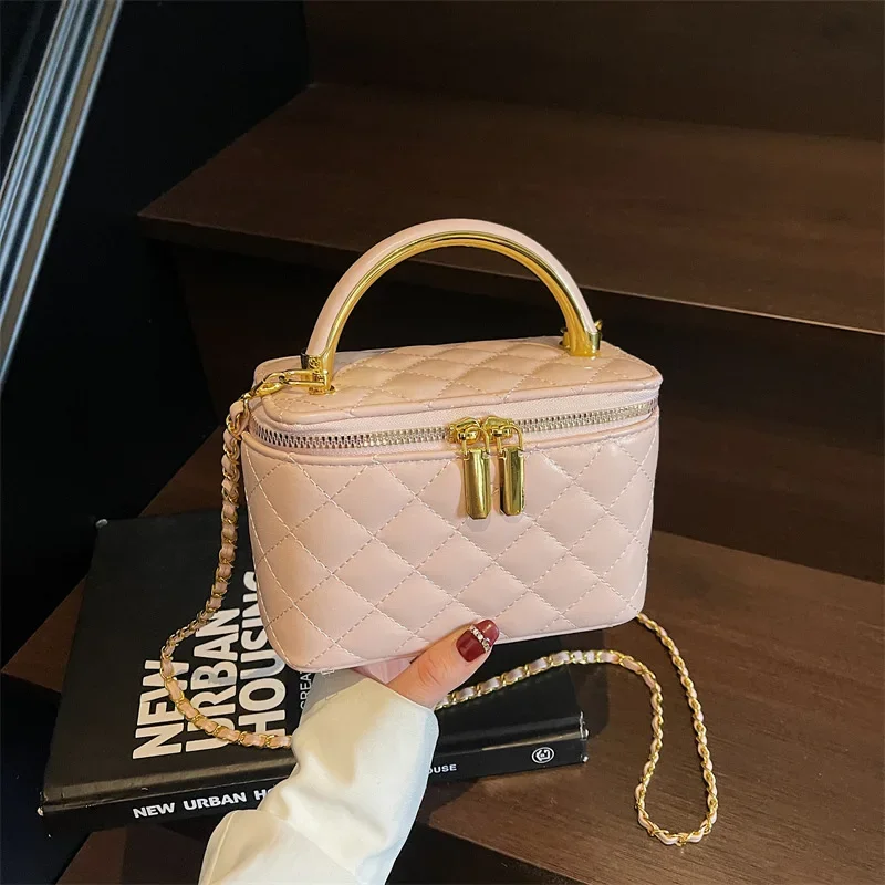 

2025 Designer Style Box Clutch Women Quilted Square Shoulder Purse with Top Handle Luxe Texture Minimalist Chic Bag