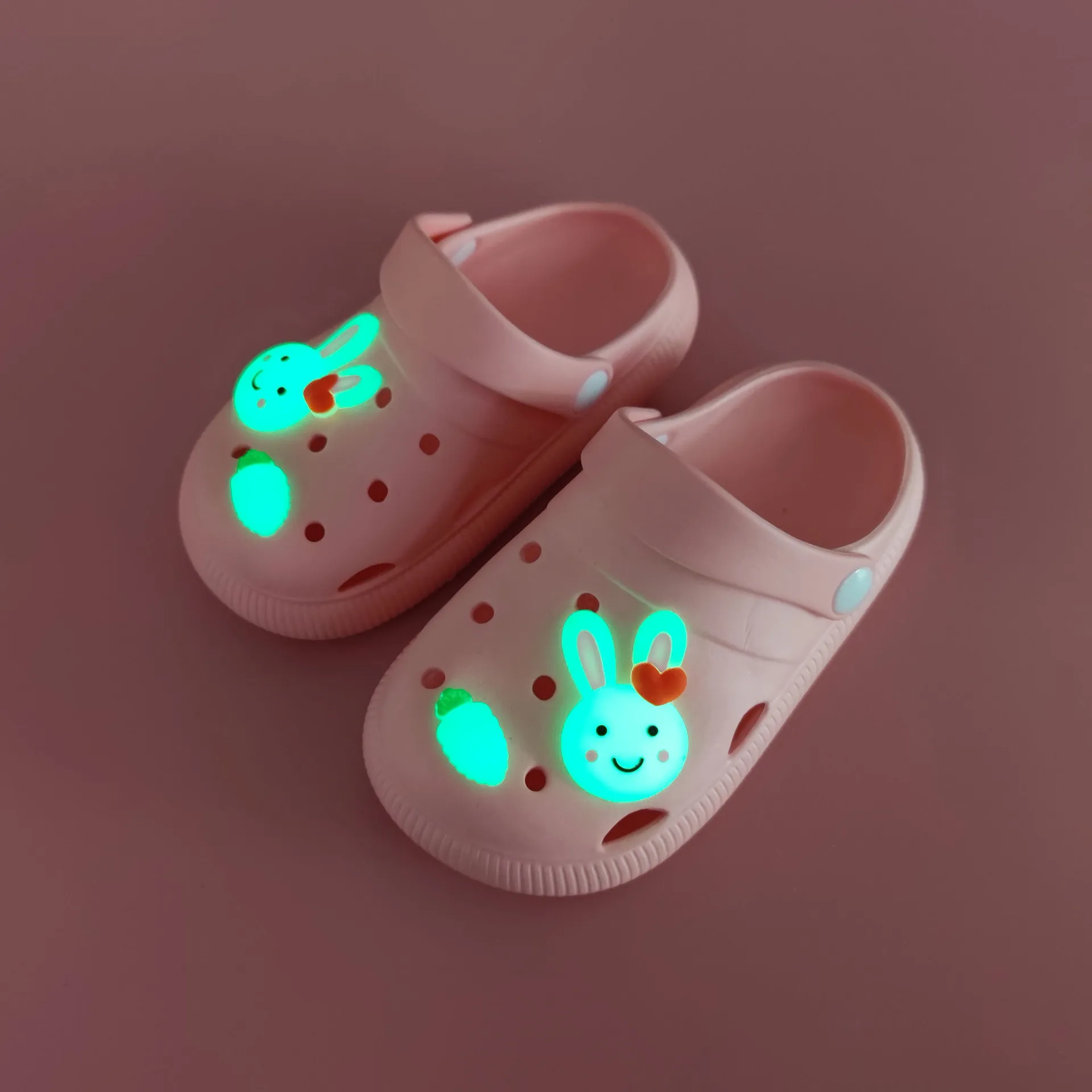 

2023 Summer New EVA Girls' Sandals Slippers Children's Cute Baotou Cartoon Glow Rabbit Soft Sole Baby Hole Shoes SO113