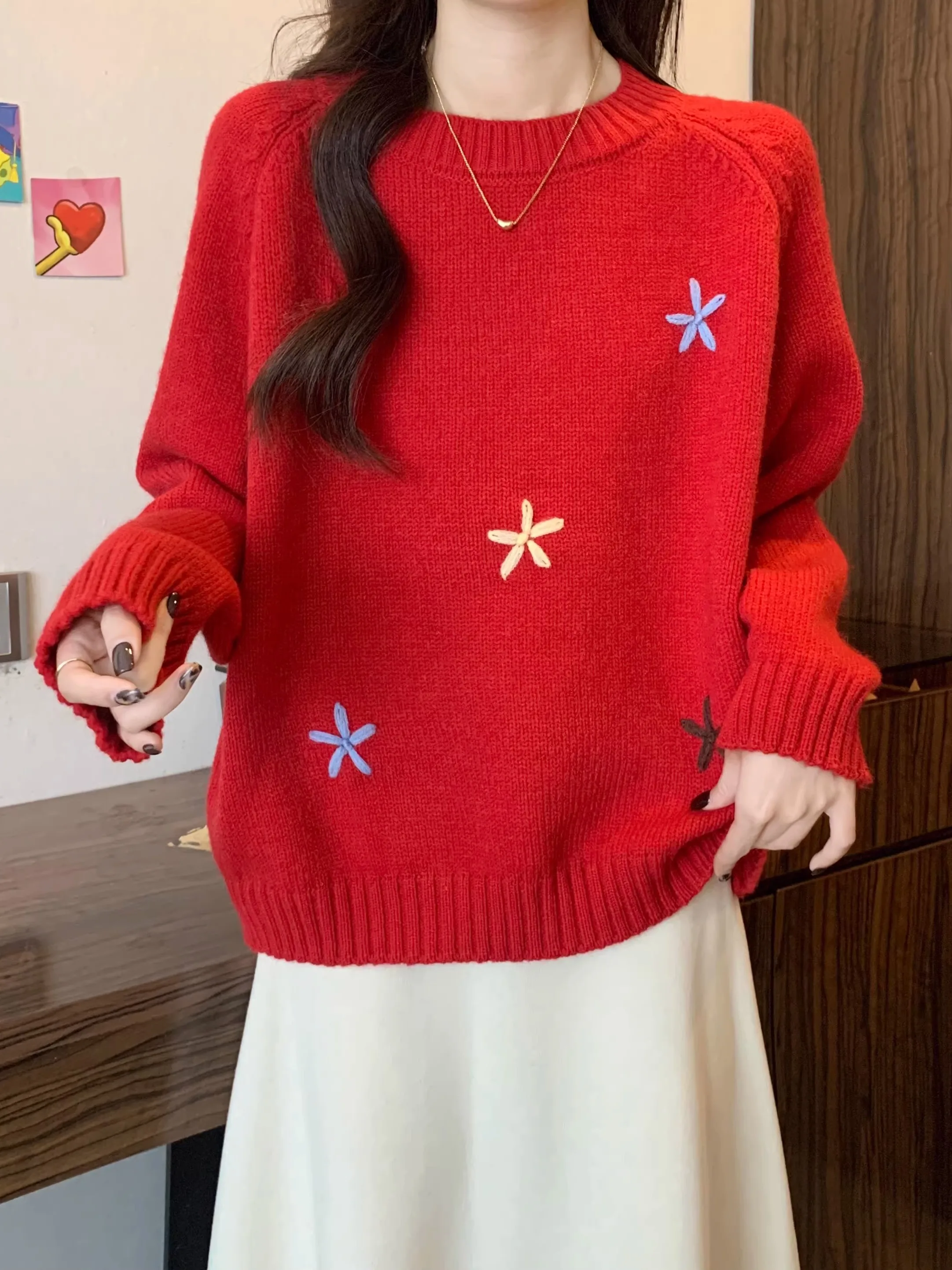 

Red Flower Embroidery Long Sve Women's Knitwear Winter Loose Fit Comfortable Soft Medium Weight Faionable Agel Top