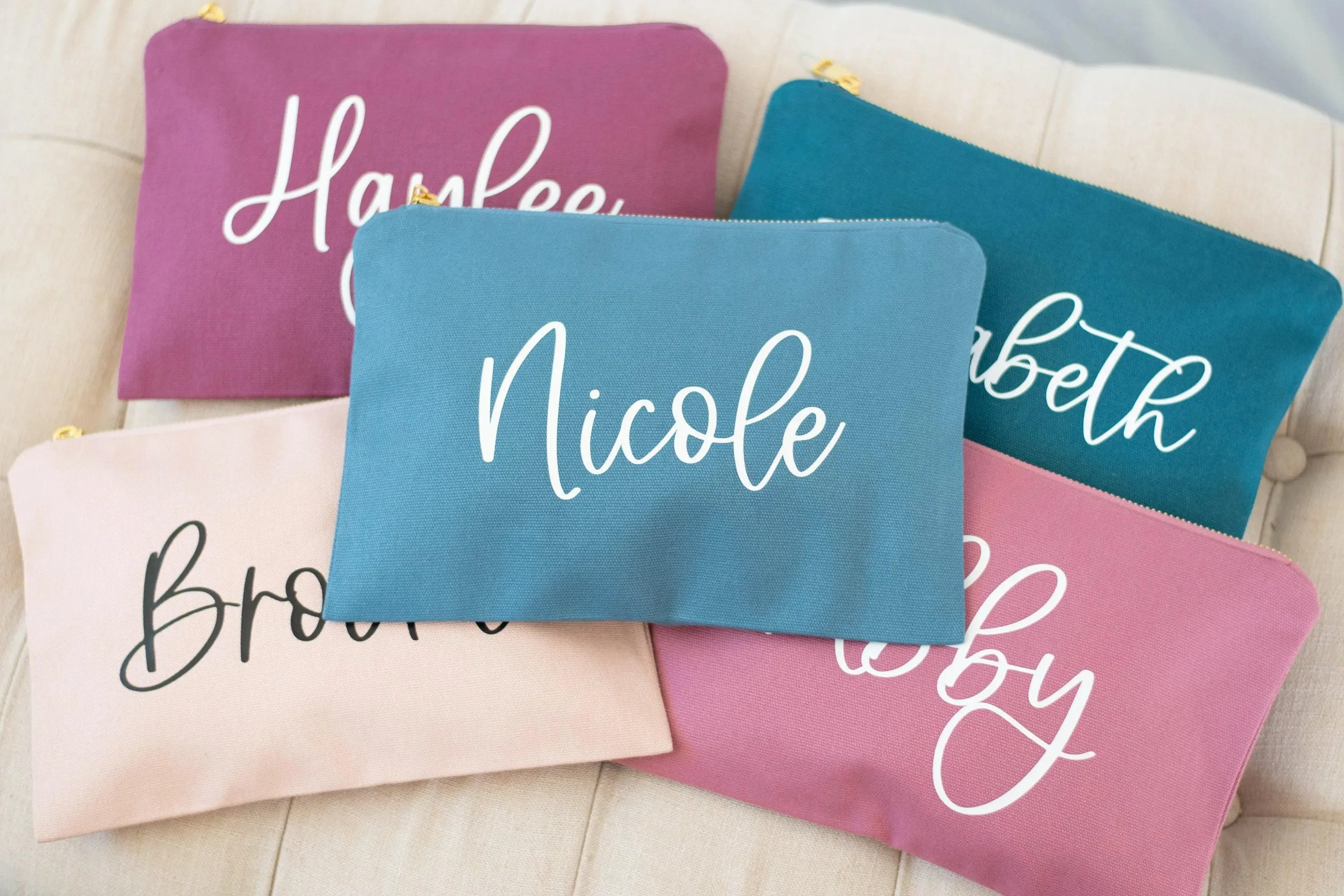 Trousse de maquillage personnalisée avec texte de couleur personnalisé, sac à cosmétiques minimaliste de couleur unie, cadeau pour adolescentes, femme, petite amie, demoiselle d'honneur