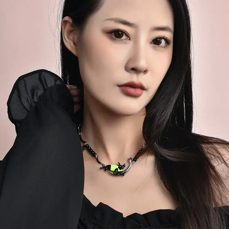 Новое колье, женщина держит лунный кот, зеленое платье, нейтральный стиль, цепочка на ключицу High Street.