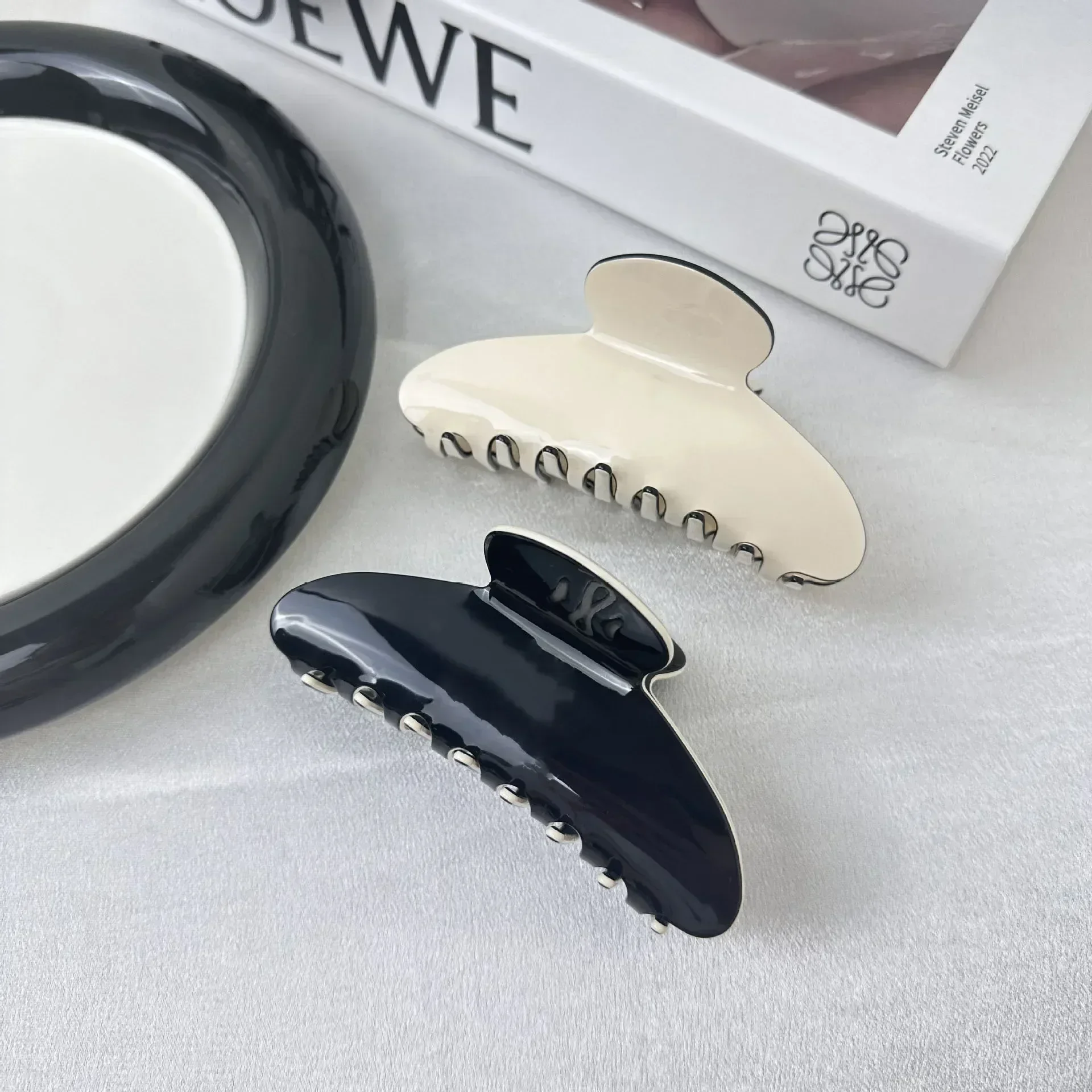 

Advanced black and white clip elegant back of the head elegant and curved shark hairpin