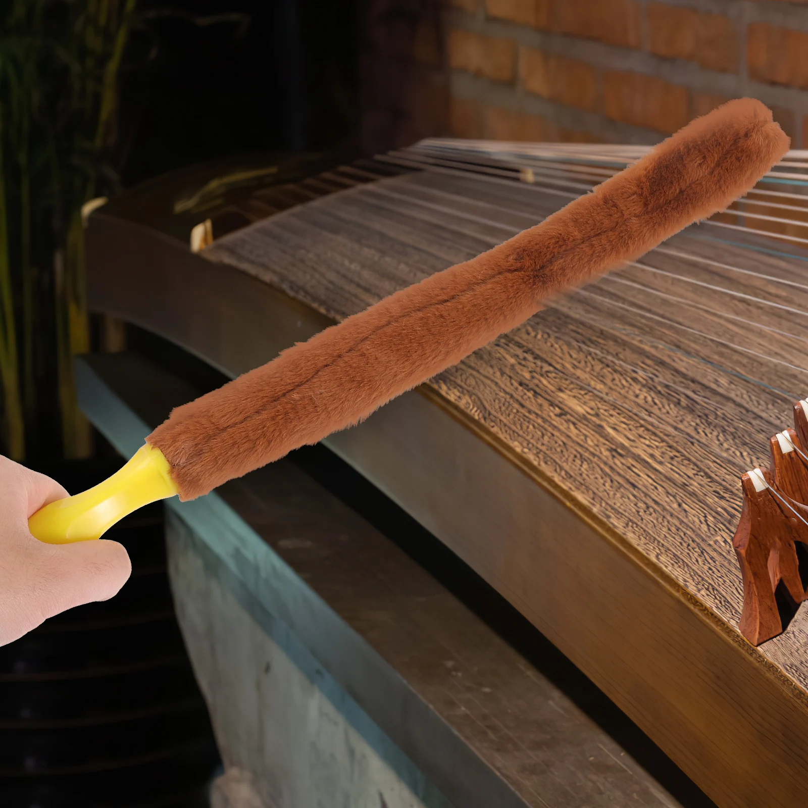 

Universal Brown Guzheng Cleaning Brush Hook Handle for Instrument Dust Removal Durable Soft Material Easy Storage Portable Music