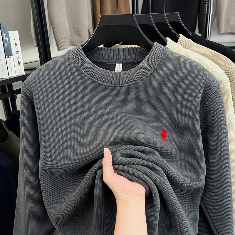 2025 Sudadera de cuello redondo para hombres con terciopelo grueso y calidez Nuevo suéter de otoño e invierno Suéter de punto con base de color sólido