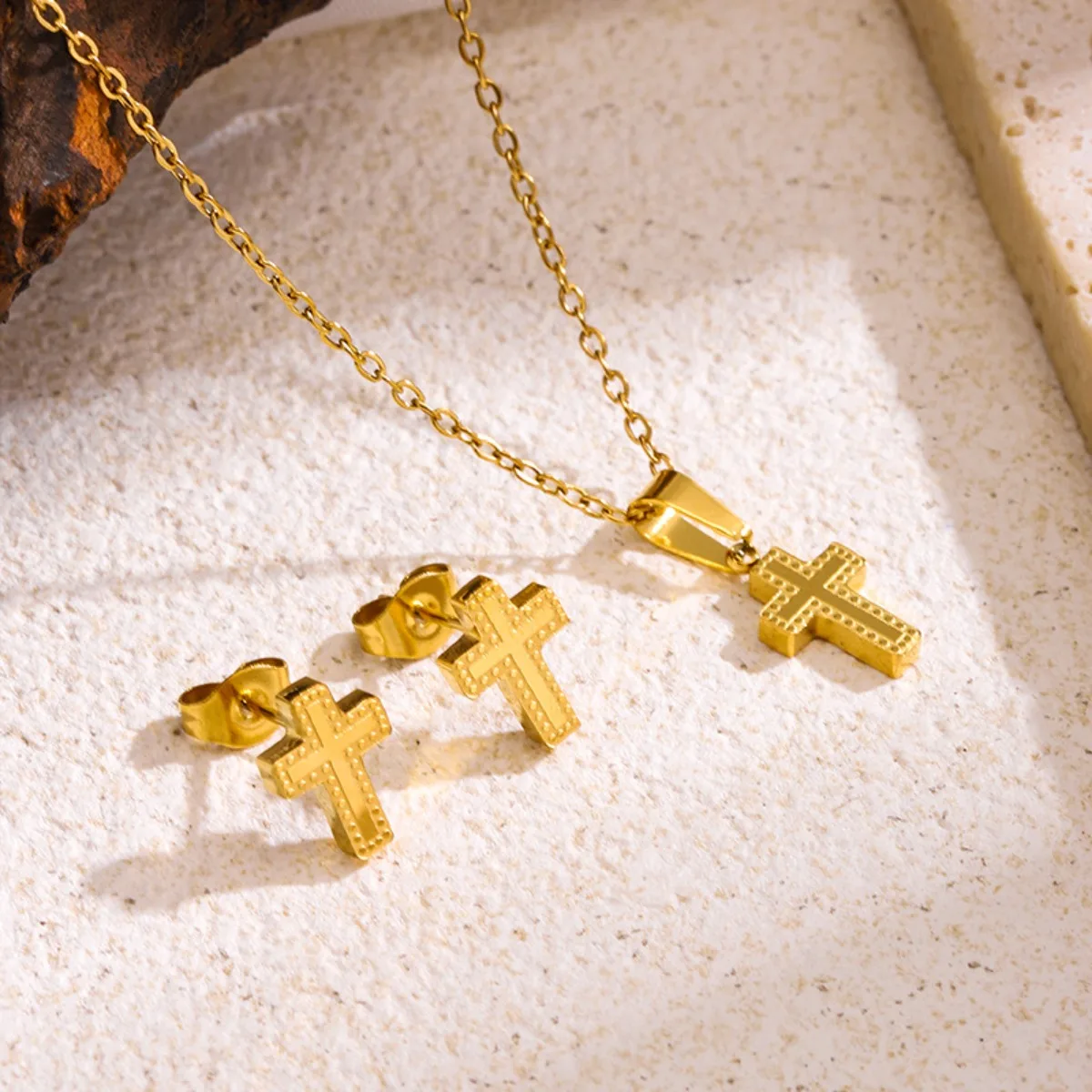 Modisches Kreuz-Ohrring-Halsketten-Set für Damen, Edelstahl, goldfarben, hypoallergen, tägliches Schmuckset, Geschenke, 3-teiliges Set