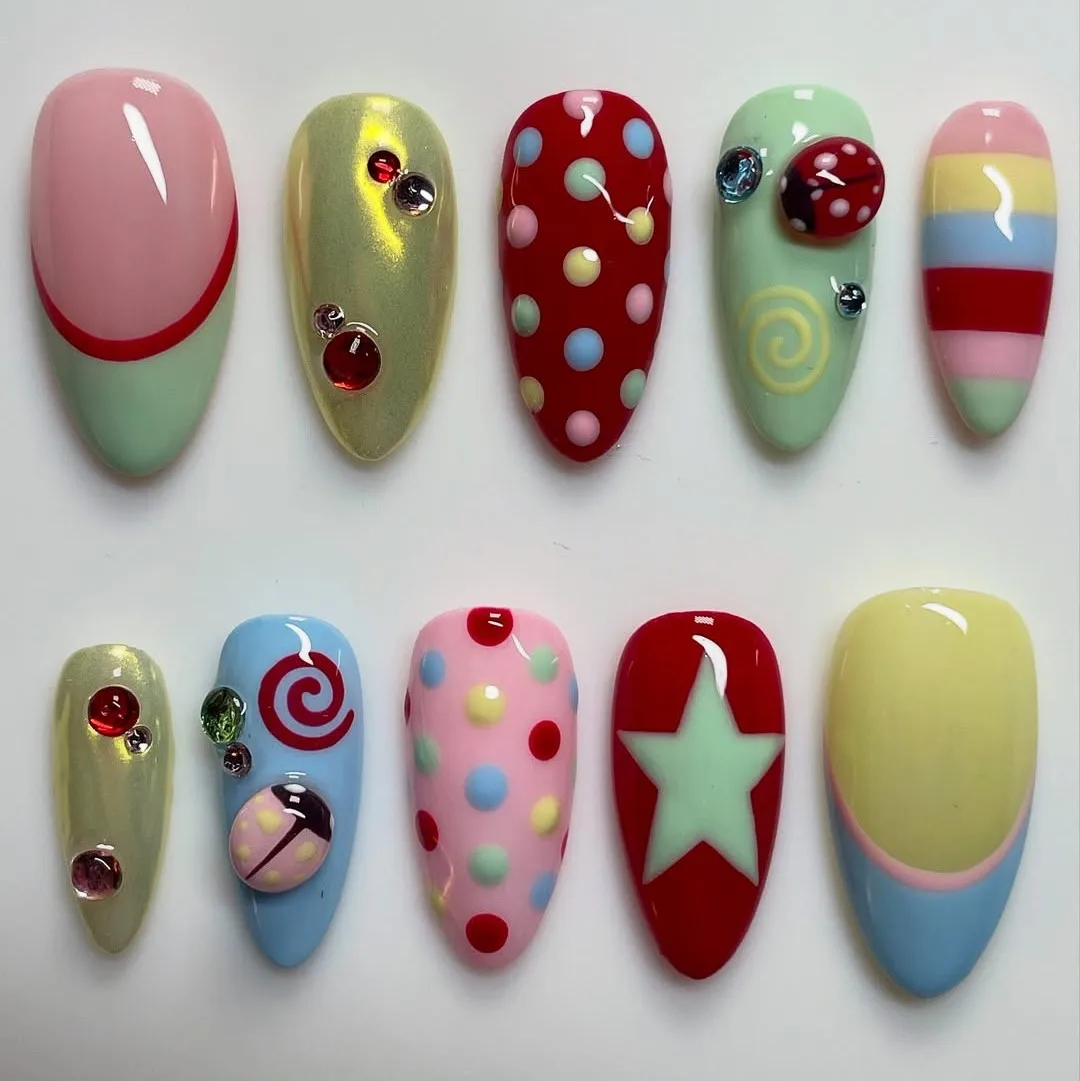 

Красочные накладные ногти 3D Божья коровка Пресс ручной работы Миндальные накладные ногти Y2k Лето Зеленый Желтый Цвета Леди Жук Симпатичные накладные ногти