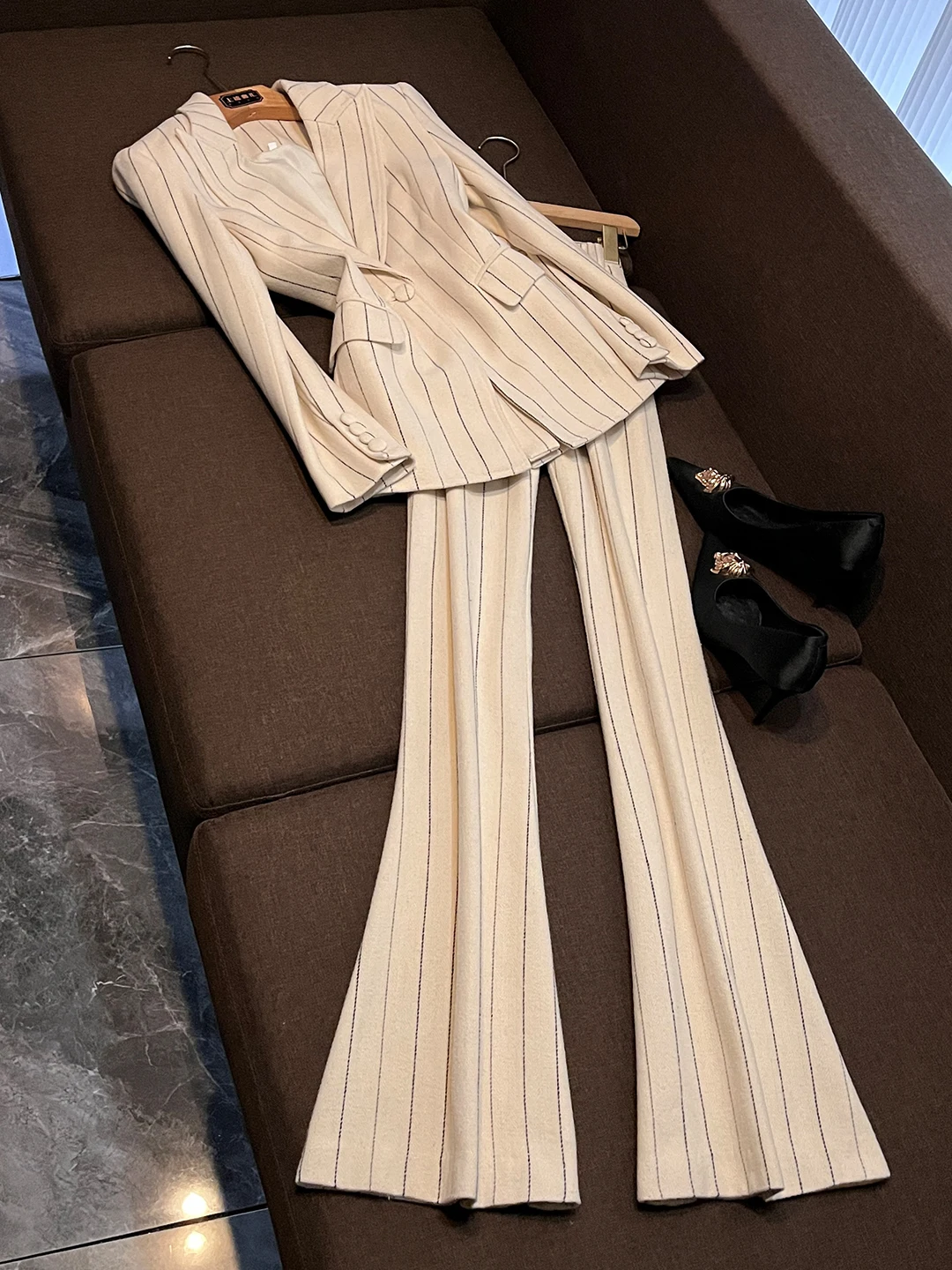 

Весенний женский костюм 2026: легкий, роскошный, в полоску, из полиэстера, для делового и повседневного стиля, модель AZ55