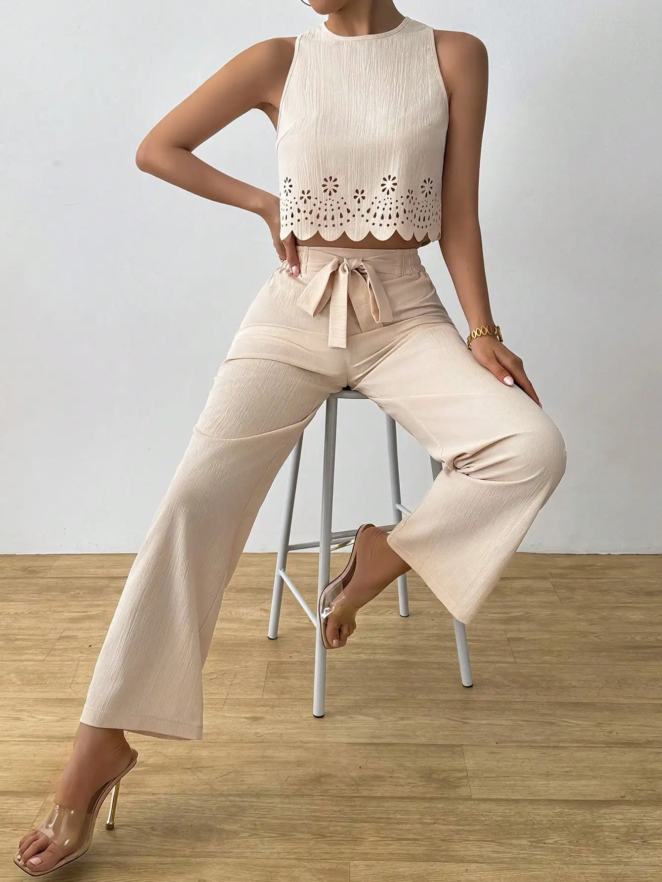 Conjunto Elegante Feminino LUNE: Top Cropped com Recortes e Calças de Perna Larga com Cintura Ajustável