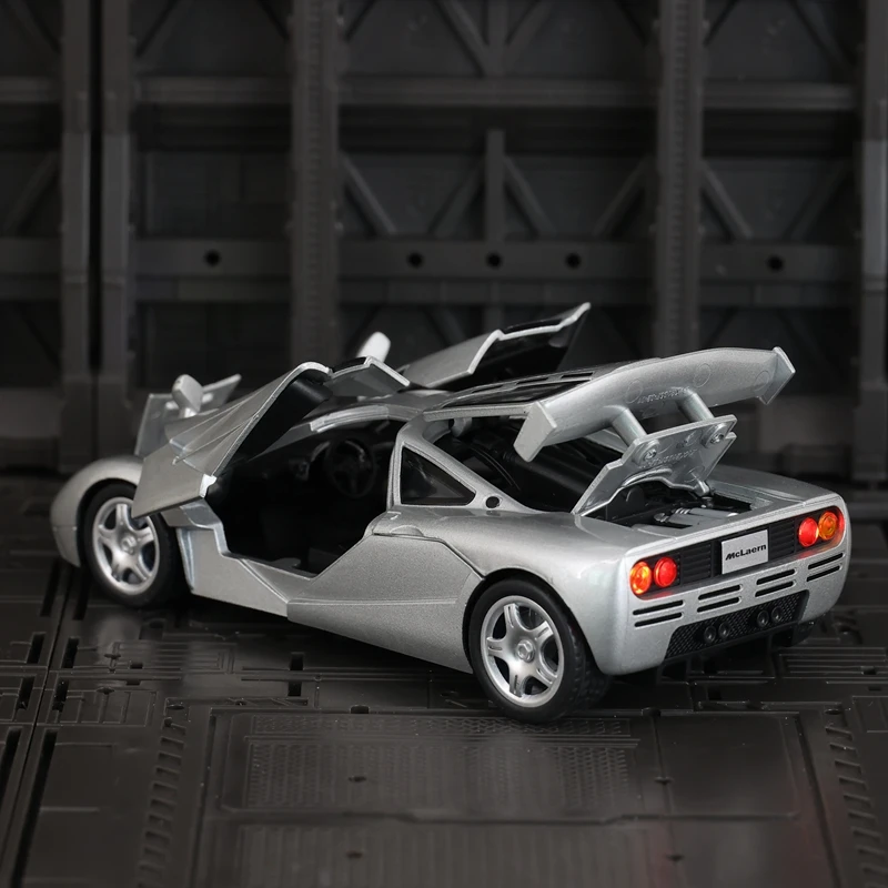 1:32 McLaren F1 liga supercar modelo carro ornamentos portas podem abrir brinquedos pull-back acústico-ópticos das crianças