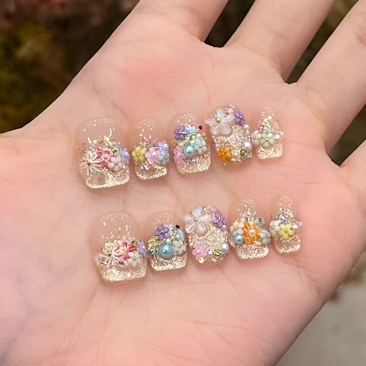 

Cute three-dimensional exquisite hand-painted flower nail art, French glitter cat eye nail art, high-end short nail art