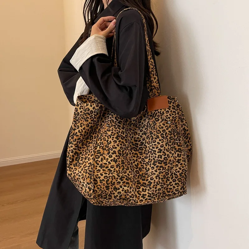 2024 new women\'s portable commuter bag, versatile shoulder bag, mommy bag, leopard print canvas tote bag, large capacity bag